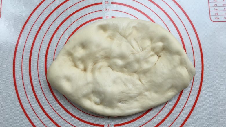 紫薯奶油辫子吐司(奶油直接法),将面团取出,用拳头捶打的方式进行排气