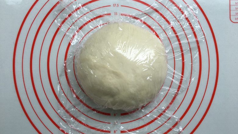 紫薯奶油辫子吐司(奶油直接法),双手将面团滚圆,盖上保鲜膜醒10分钟