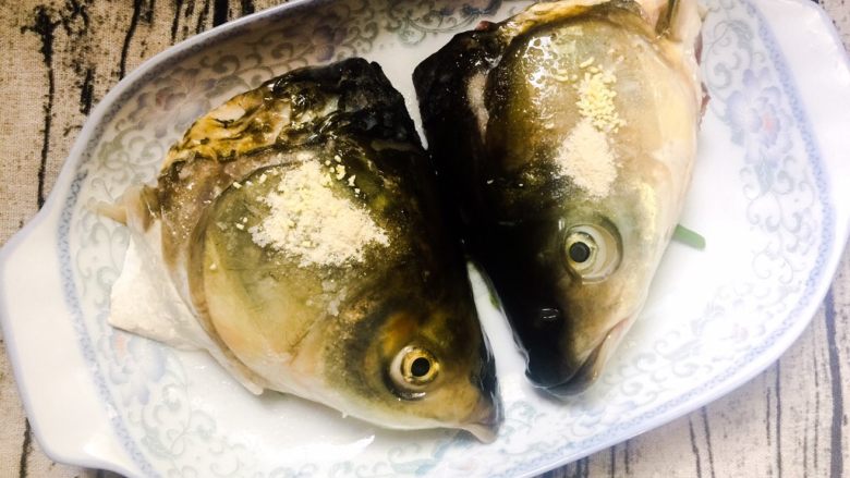 剁椒鱼头**凉面,在鱼头上撒上鸡精、十三香
