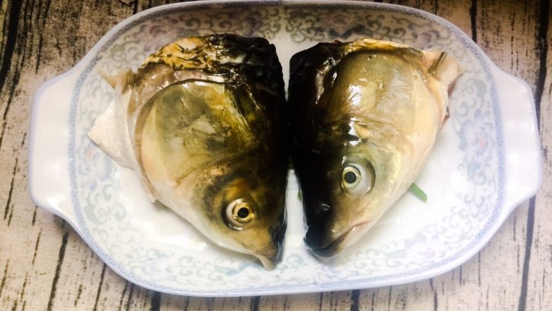 剁椒鱼头**凉面,放上鱼头
