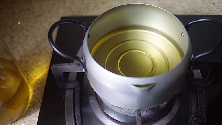 麻辣花生(酒鬼花生),在小炸锅放入适量的油 开小火