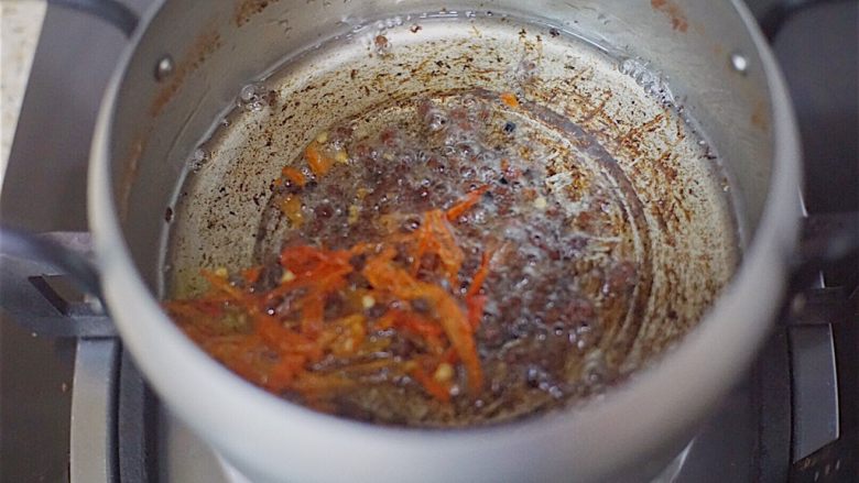 麻辣花生(酒鬼花生),小炸锅余少许油 油温不要过高 放入花椒和干辣椒丝爆香