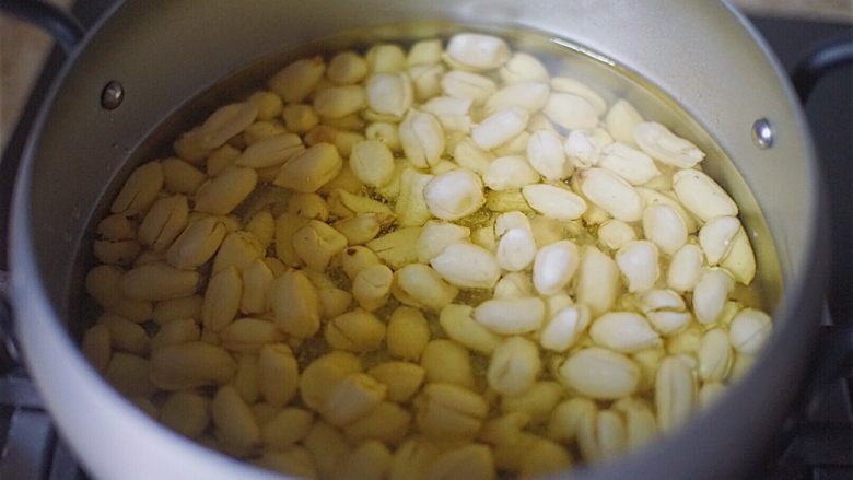 麻辣花生(酒鬼花生),冷锅冷油 放入花生
