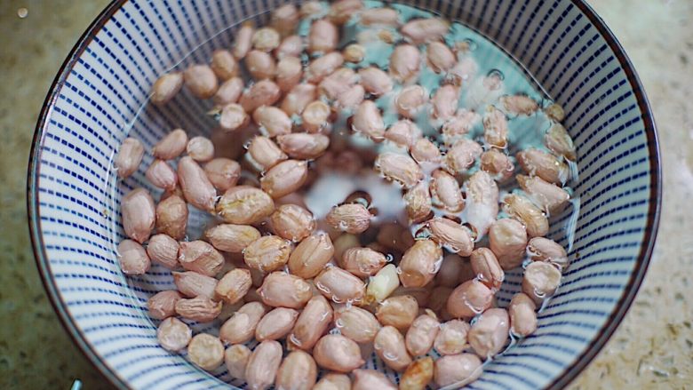 麻辣花生(酒鬼花生),拿个深碗 装碗水放入花生 至少泡四个小时