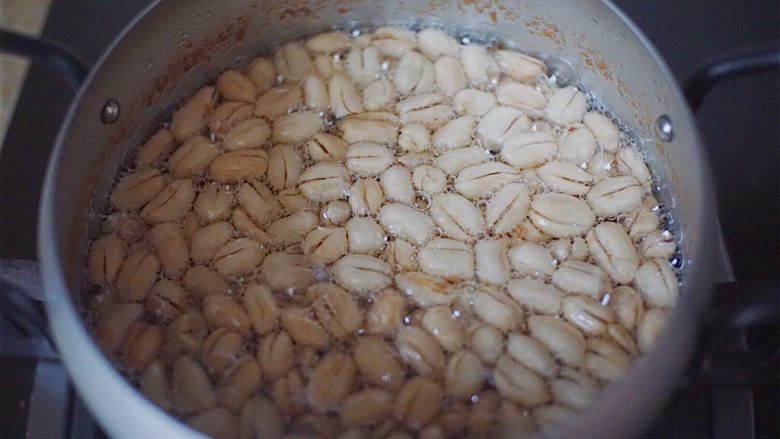 麻辣花生(酒鬼花生),炸到图上这个程度就好 保持中火 把花生及时的捞出来 (我因为要拍照 后面花生就有点点过火了)