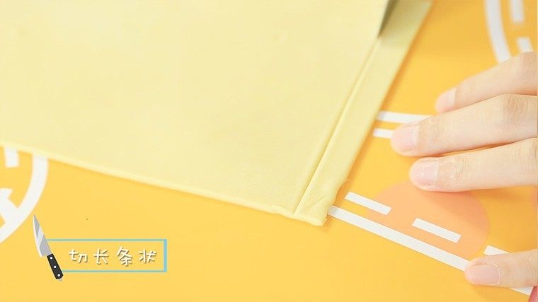 橙汁磨牙棒,长方形的面皮切成均匀的小长条,大概成人手指的粗细哦~