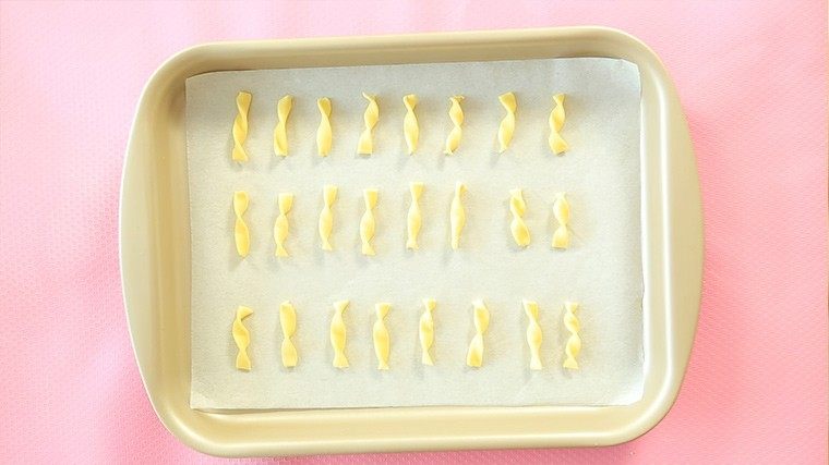 橙汁磨牙棒,放入烤箱,上下火150摄氏度,烤25分钟。