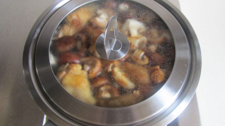 香菇烧鸡翅根,加盖焖煮五分钟;