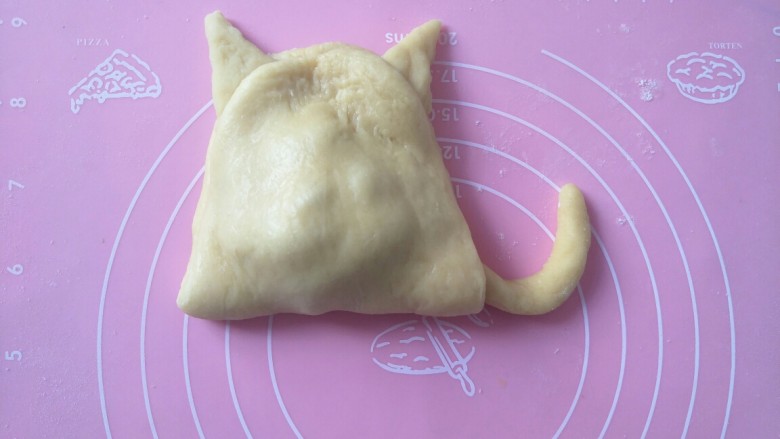 萌萌的猫咪豆沙馅面包,向上对折周围捏紧,如图
