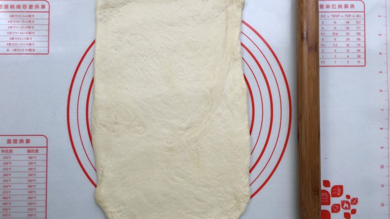 紫薯奶油辫子吐司(奶油直接法),将面团擀成约35*20cm的长方形