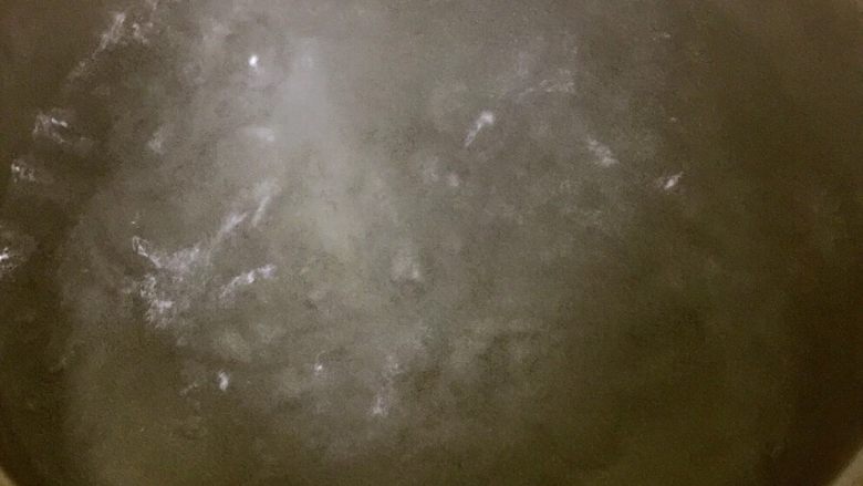 鲜嫩快手的酒焖河虾,准备一个锅,烧一大锅水
烧水的时候,切姜末、葱末