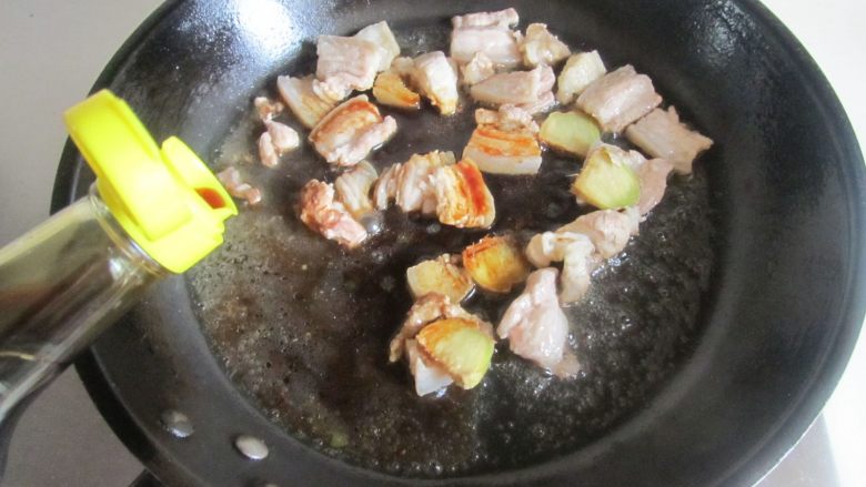 大碗萝卜,再烹入适量的<a style='color:red;display:inline-block;' href='/shicai/ 718'>料酒</a>和酱油;