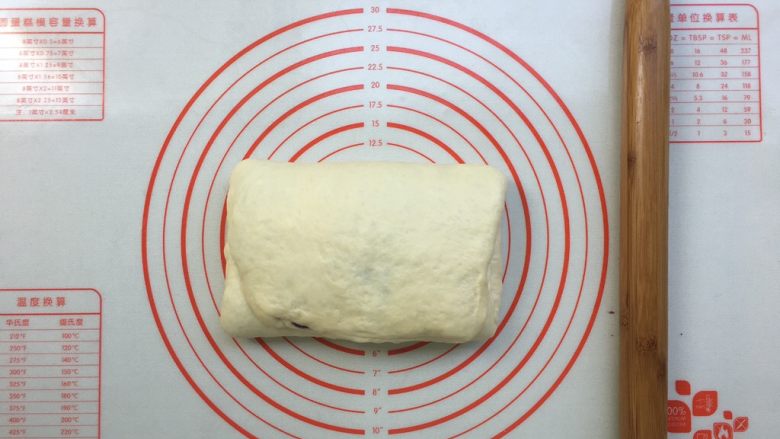 紫薯奶油辫子吐司(奶油直接法),进行第二次三折,继续盖上保鲜膜醒5分钟