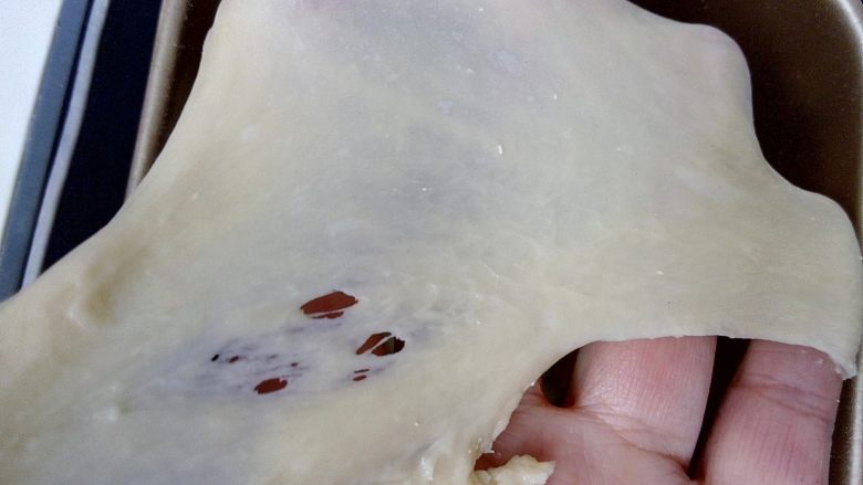 奶香蜜豆包,揉至能拉出厚膜。