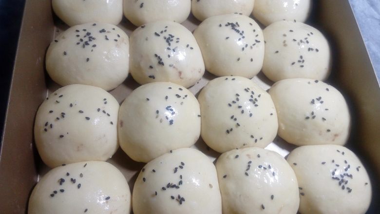 奶香蜜豆包,二发快结束时,开始以180°开始预热烤箱。可以刷上蛋液,会上色更好看。也可以出炉后刷黄油,看起来会更有光泽感。
这时可以撒椰蓉或芝麻来装饰好