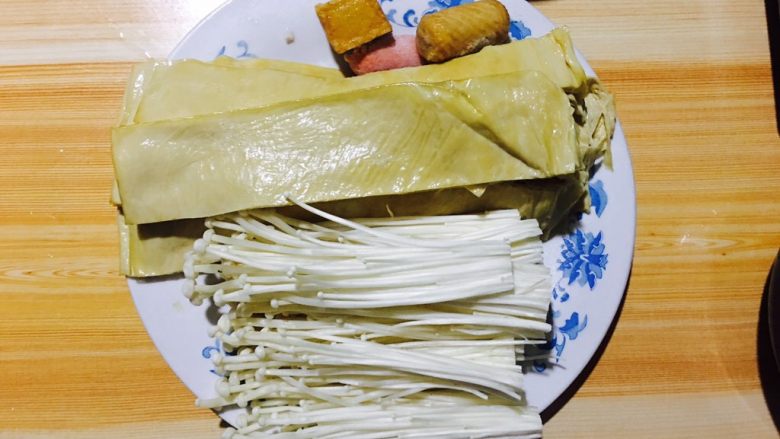 蒜香豆皮金针菇,豆皮一张洗净切2厘米宽条,<a style='color:red;display:inline-block;' href='/shicai/ 234'>金针菇</a>去除根部洗净掰散