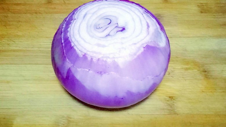 清炒洋葱,去掉两头,用清水冲洗干净,(洋葱对半切放冰箱冷藏半小时,可以防止切的时候流泪)