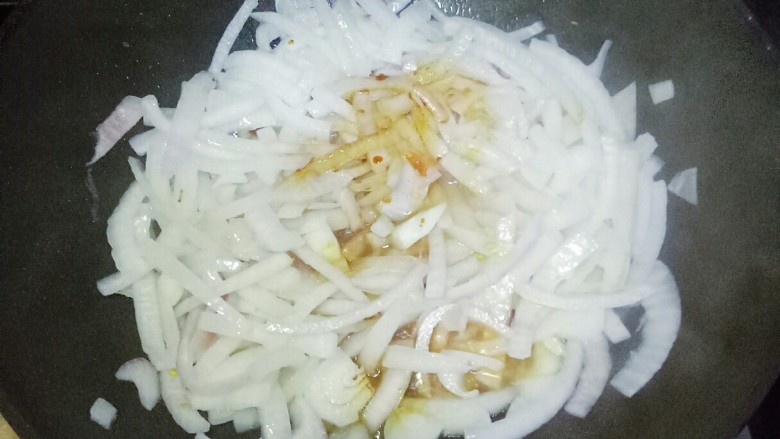 清炒洋葱,加入1小勺盐,2小勺味极鲜翻炒