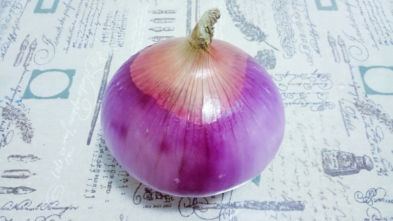 清炒洋葱,准备<a style='color:red;display:inline-block;' href='/shicai/ 29'>洋葱</a>一个,剥去最外面一层薄皮
