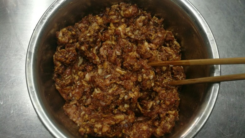 超级好吃的鲜肉月饼,把<a style='color:red;display:inline-block;' href='/shicai/ 37'>姜</a>和葱切成末,所有肉馅材料倒在一起,搅拌均匀。