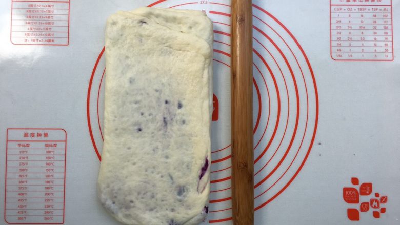 紫薯奶油辫子吐司(奶油直接法),再旋转90度,最后擀成约30*10cm长条