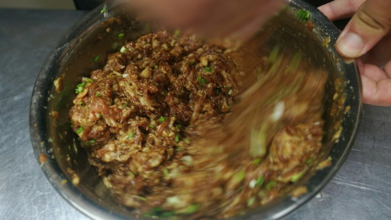 超级好吃的鲜肉月饼,用力一个方向搅拌,肉馅一定要比平时咸一点才好吃。一定要放<a style='color:red;display:inline-block;' href='/shicai/ 762'>老抽</a>,这样上色好看。