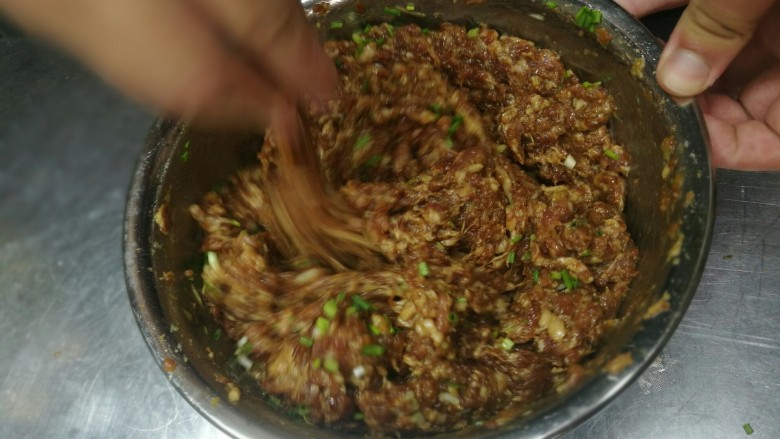 超级好吃的鲜肉月饼,要搅拌个100圈左右,让肉馅起筋抱团,或者抓起肉糜从上往下摔,也是起筋好办法,然后保鲜膜封好,冰箱冷藏,大约醒发半小时之后再包馅,这样口感好吃