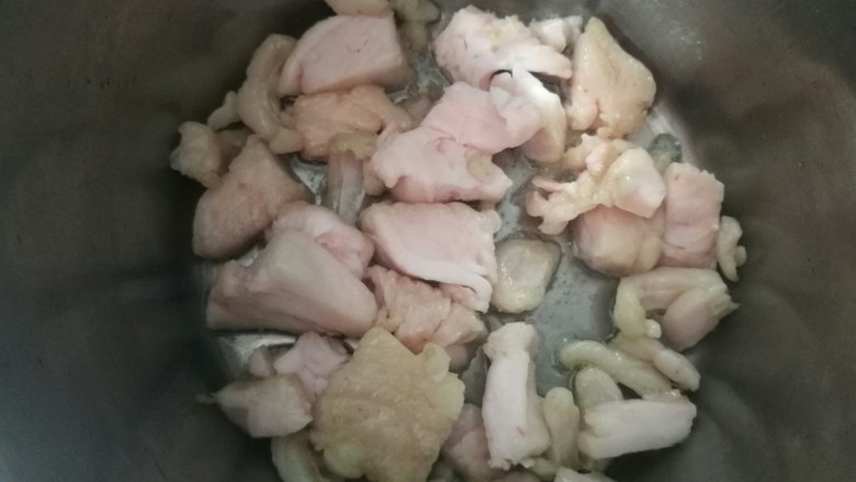 超级好吃的鲜肉月饼,<a style='color:red;display:inline-block;' href='/shicai/ 212038'>猪板油</a>切块放锅里开小火炼油,炼好冷却后放冰箱里冷藏备用。