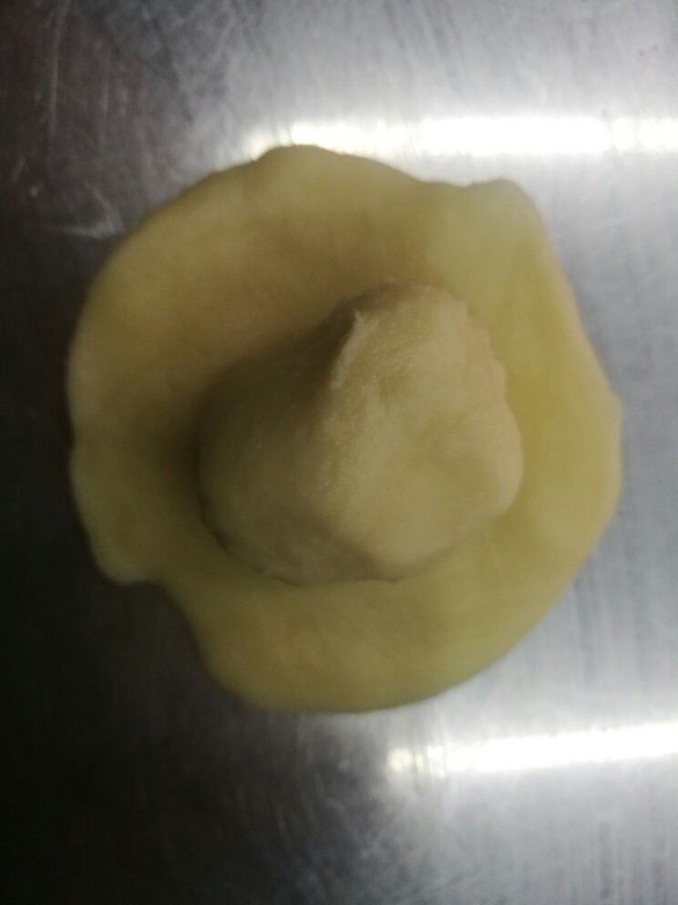 超级好吃的鲜肉月饼,取油皮25g,油酥21g,把油皮擀开,把油酥放中间,包上