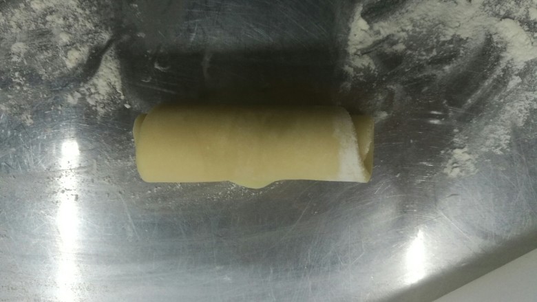 超级好吃的鲜肉月饼,卷起来,保鲜膜盖好,免得在空气中干掉。放在保鲜盒中盖上盖子效果更好,10分钟后取出