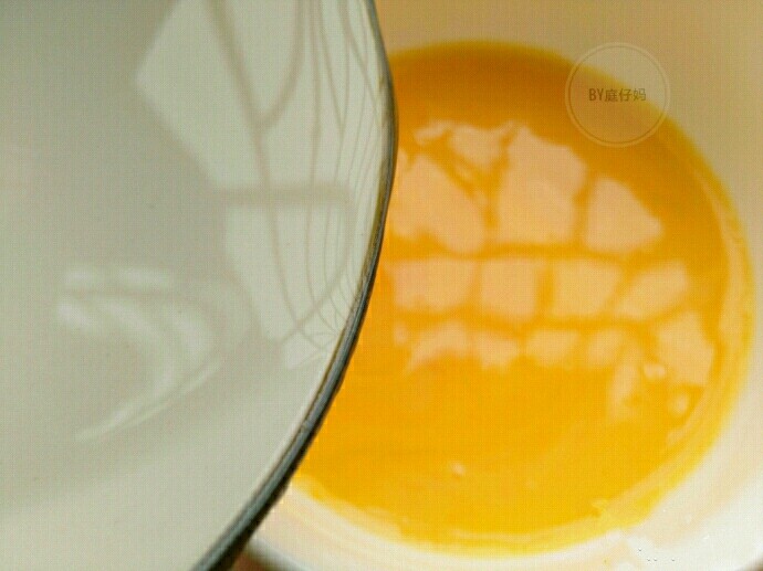 豆腐蒸蛋|金鱼戏水,加入1.5倍的温水,搅拌均匀。