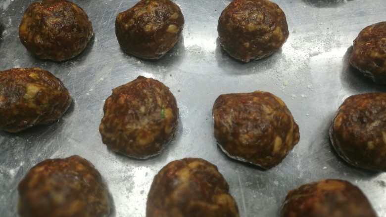 超级好吃的鲜肉月饼,肉馅分成24g一个,整体做完70g一个左右
