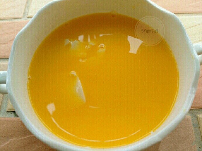 豆腐蒸蛋|金鱼戏水,把蛋液倒入豆腐碗中。