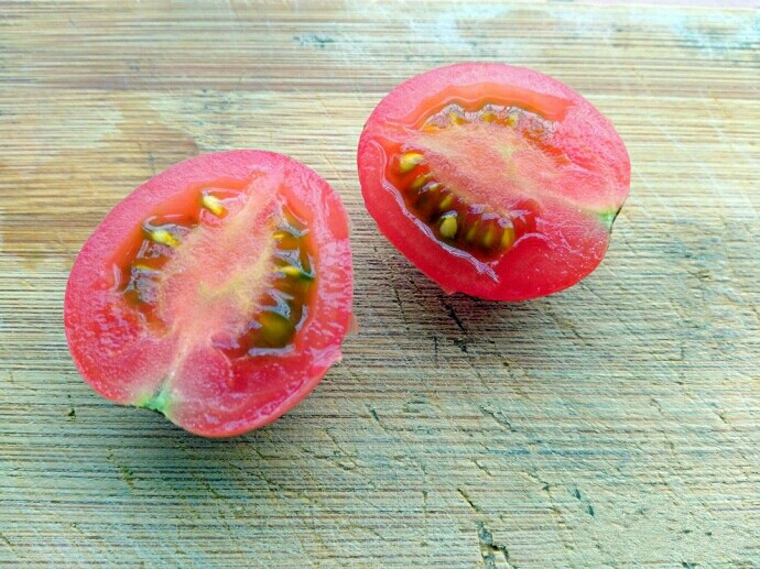豆腐蒸蛋|金鱼戏水,<a style='color:red;display:inline-block;' href='/shicai/ 3438'>圣女果</a>从中间对半切开,作金鱼的身体。