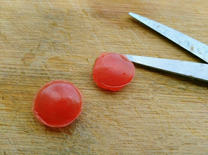 豆腐蒸蛋|金鱼戏水,用模具或找个较小的盖子洗净,压出金鱼的眼睛。