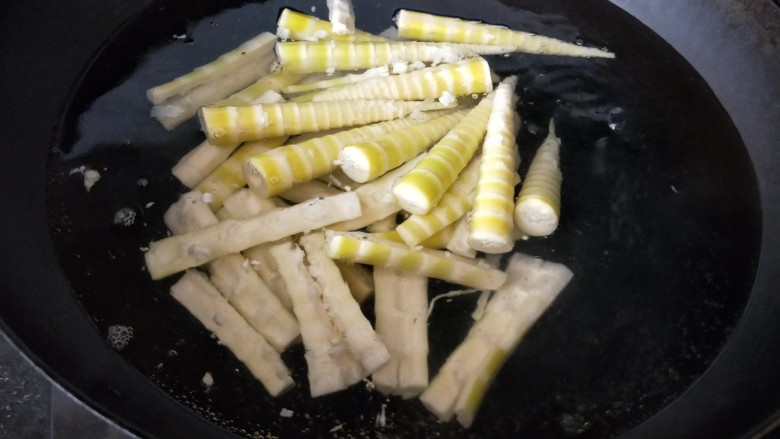 双味鲜笋,锅里烧水,水开后放入笋煮10分钟左右