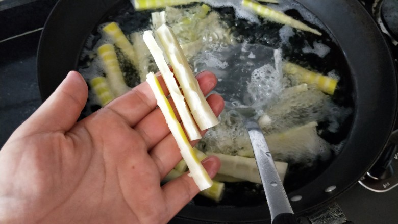 双味鲜笋,煮到笋很容易就撕开了,就捞出过凉水,漂半小时,去一下笋的涩味