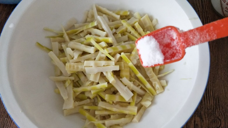 双味鲜笋,分两份,红味中加2g盐