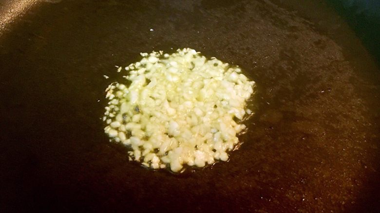 绿色美食+健康少油蒜泥拌长豆(豇豆),油热后倒入蒜泥,爆香,关火
注意,这里开始就是无火操作了。