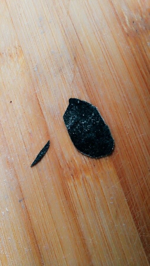 小熊肉松包,从黑色面片上切一根细条,当另一只眯着的眼睛。