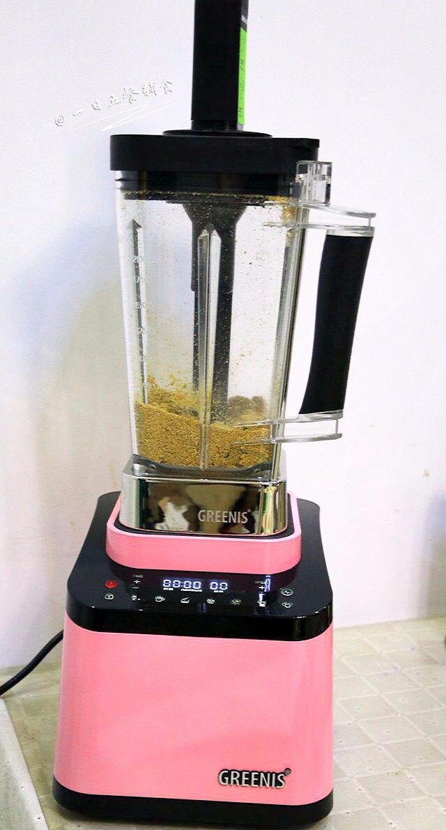 芝麻酱,炒出香味,倒出晾凉,倒入大一点的盆里,用筷子迅速划散。等凉透后倒入料理机里借助料理棒按酱料键。