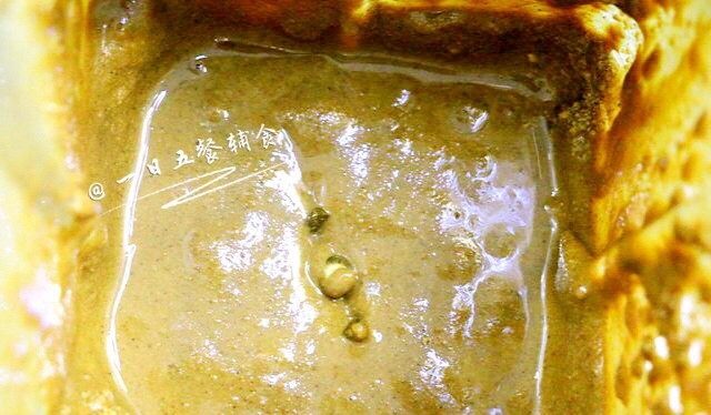 芝麻酱,我的是打一分钟磨成粉后,加入橄榄油,再打2分钟,非常细腻。
小贴士:每人的搅拌机性能不一样,时间也略有区别,加橄榄油多就会稀一点,少就稠一点