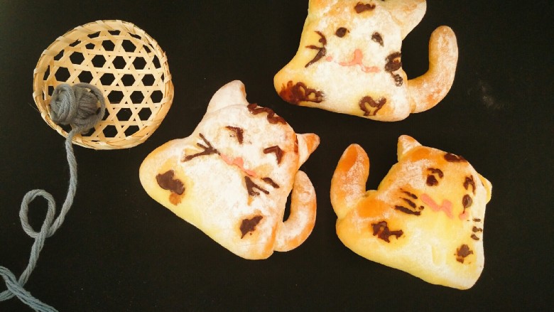 萌萌的猫咪豆沙馅面包,画好了猫咪,如图
