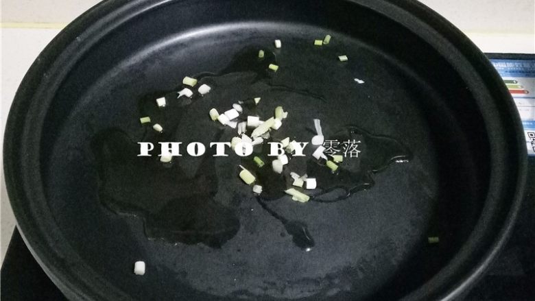 蚝油杏鲍菇,放入葱白炒香;