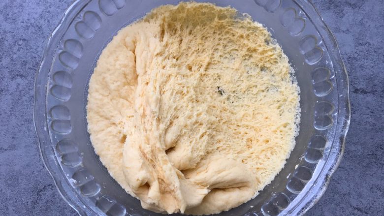 南瓜玫瑰卷,发酵至原来的两倍大,手指在面团中间戳一下不回缩,组织成蜂窝状即可