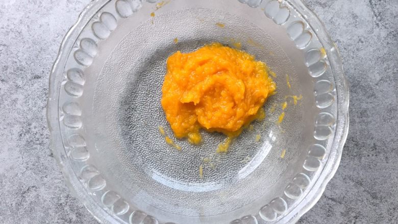 南瓜玫瑰卷,蒸熟后用勺子按压成泥状(南瓜蒸熟的南瓜水不要倒掉)