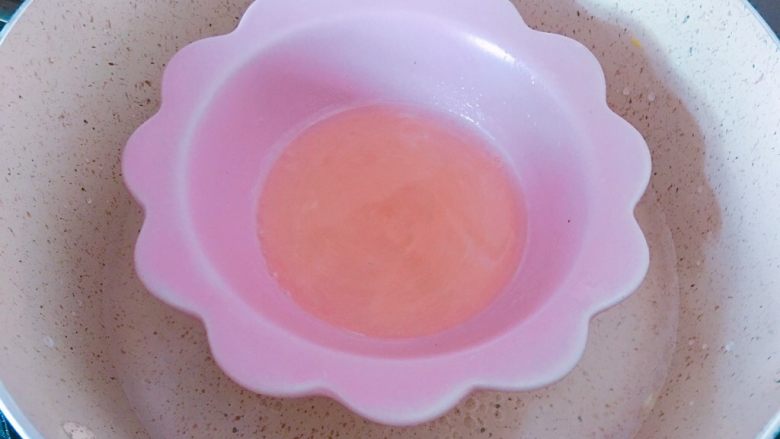 小猪佩奇酸奶慕斯蛋糕,吉利丁片用冷水泡软后,隔水融化。