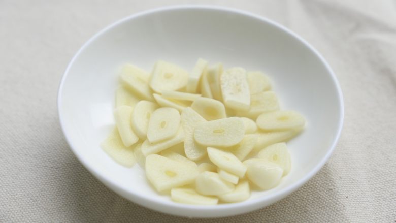 可乐鸡翅,蒜剥掉表皮切小块;