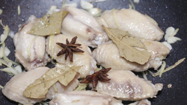 可乐鸡翅,放香叶;
