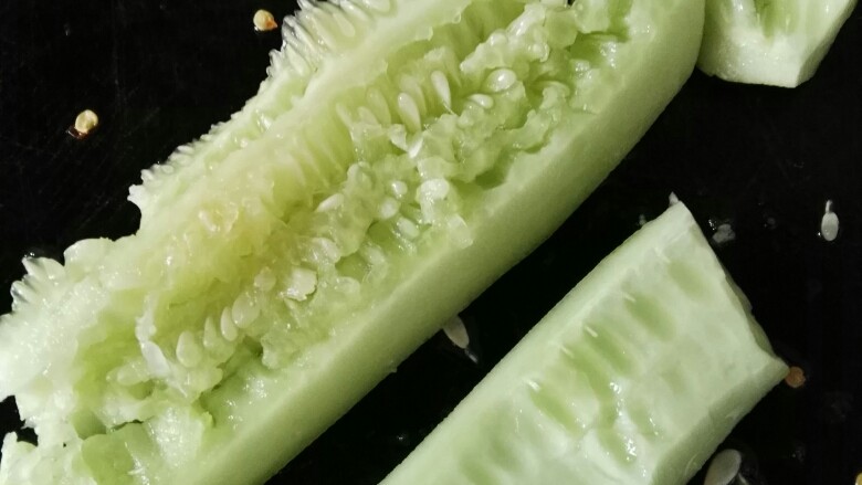 椒麻黄瓜,用刀背拍一下,去掉黄瓜籽。